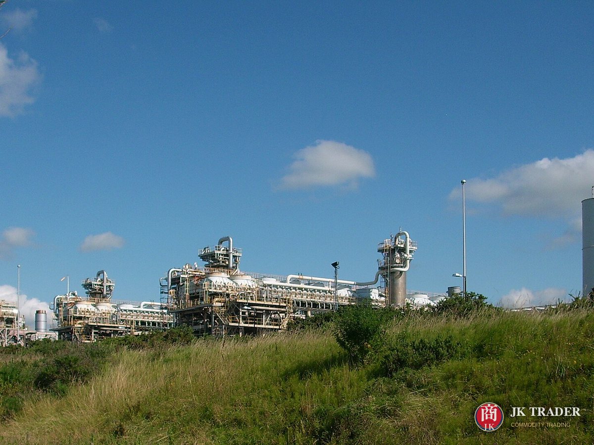 Planta de procesamiento de gas bajo un cielo azul
