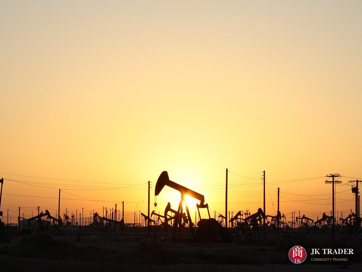 Bombas de extracción de petróleo recortadas contra el atardecer